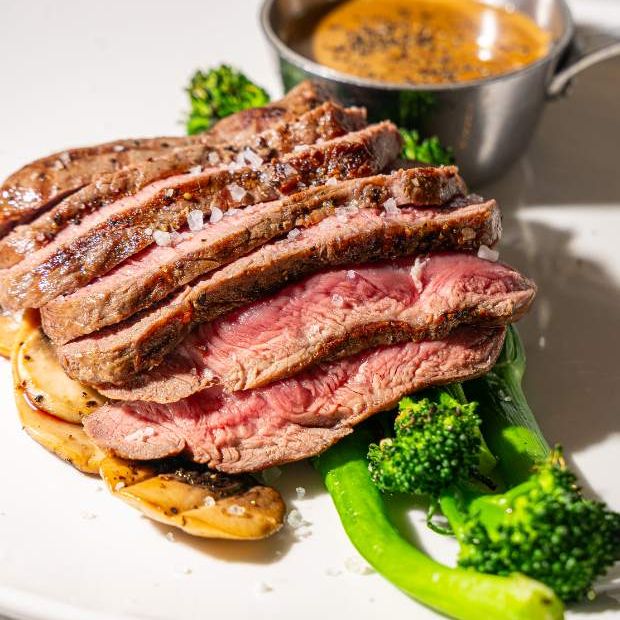 Sliced steak with tenderstem broccoli and peppercorn sauce